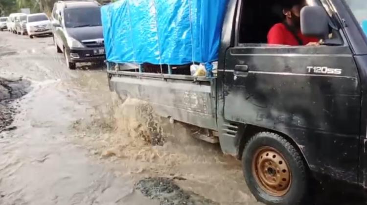 Kondisi Jalan Tapung Hulu KM 65 Rusak Parah, Kadis PUPR Provinsi Riau Harus Segera Lakukan Perbaikan 