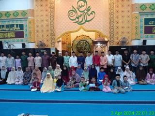 Sebagaimana Syariat Islam, Masjid Al-Mubarak Serahkan Santunan Anak Yatim Sebanyak 48 Orang di Malam 23 Ramadhan 1445 H