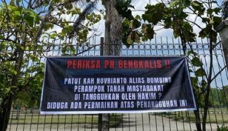 Spanduk Berderar di Pekanbaru, Terkdawka Bombeng "Mafia Tanah" Ditangguhkan Hakim, Ada Apa Hakim di Bengkalis?