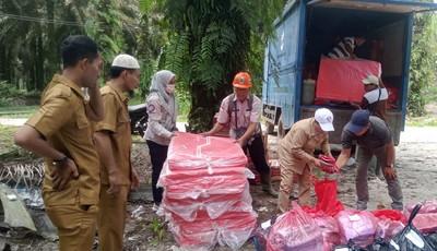 Bupati Kasmarni Salurkan Bantuan di Desa Pamesi Melalui Dinas Sosial Bengkalis
