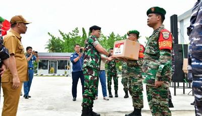 Salurkan Bansos Binfungtaswilnas ke Rupat, Bupati Kasmarni Apresiasi Aster Panglima TNI 