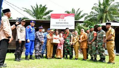 Wabup Bengkalis Dampingi Paban VI/Taswilnas Aster TNI Serahkan Bansos ke Warga Rupat
