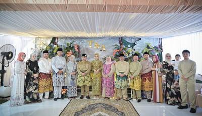 Berlangsung Tertib Secara Adat Istiadat Melayu, Pertunangan Putra Bupati Kasmarni dan Amril Mukminin