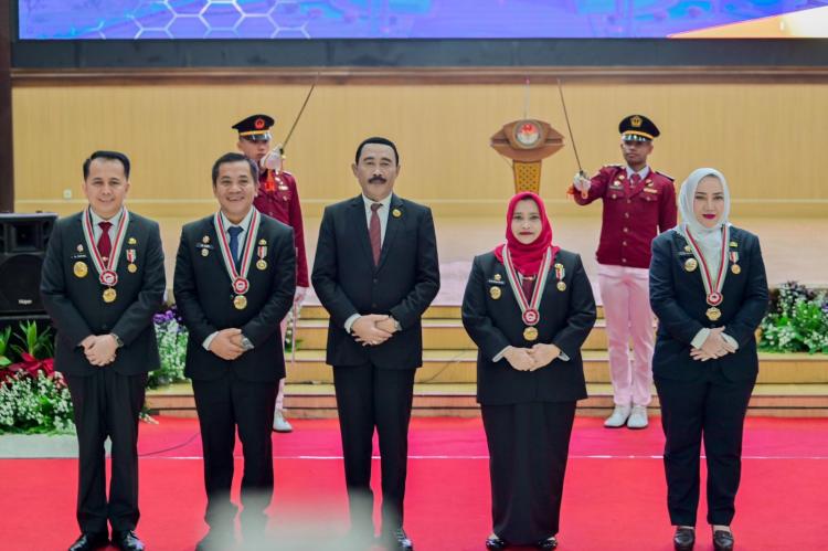 Bupati Bengkalis Terima Penghargaan Kartika Pamong Praja Muda dan Lencana Alumni Kehormatan IPDN Diterima