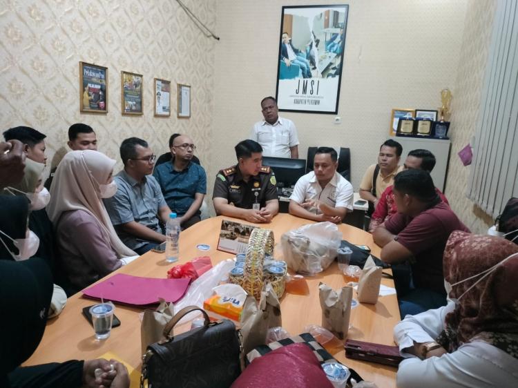 Kejari Temui Langsung 34 Korban Penipuan SK Honorer oleh Oknum PNS Disdikbud Pelalawan