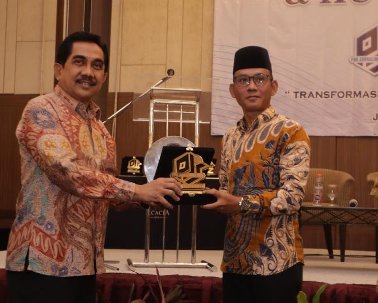 Gubernur Kep Babel DR Safrizal Zakaria Dinobatkan Sebagai Pelindung Pers dengan PJS Award 2024