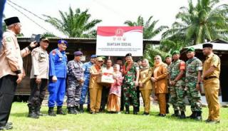 Wabup Bengkalis Dampingi Paban VI/Taswilnas Aster TNI Serahkan Bansos ke Warga Rupat