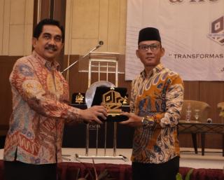 Gubernur Kep Babel DR Safrizal Zakaria Dinobatkan Sebagai Pelindung Pers dengan PJS Award 2024