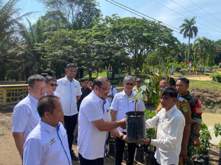 Hari Lingkungan Hidup Sedunia PTPN IV Regional 1 Kebun Sei Meranti Bagikan Bibit Tanaman dan Tabur Benih Ikan