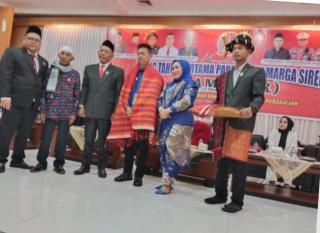 Hadiri HUT Pamagar Ke- 1, Apresiasi Bupati Rohil Serahkan Kunci Ambulance Secara Simbolis 