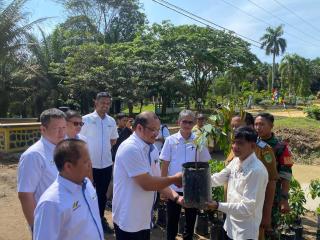 Hari Lingkungan Hidup Sedunia PTPN IV Regional 1 Kebun Sei Meranti Bagikan Bibit Tanaman dan Tabur Benih Ikan