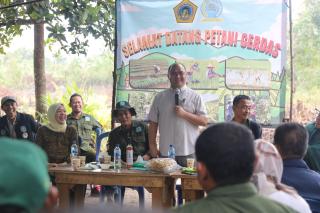 Komitmen Kuat Bantu Petani, Erzaldi Rosman Salurkan Pupuk Gratis di Bangka Barat