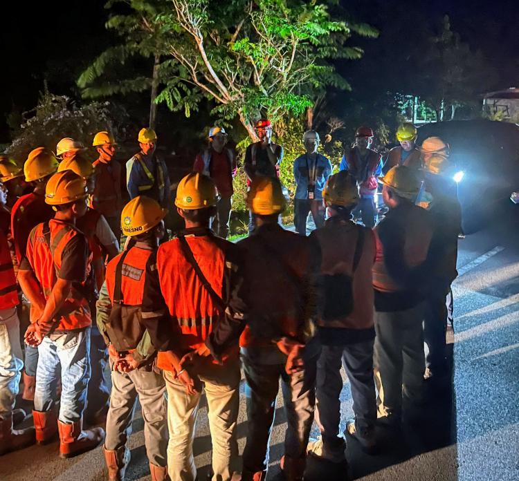 Petugas PLN Bekerja Ekstra Perbaiki 4 Tiang Tumbang dan Pohon Tumbang Timpa Kabel Utama di Kembung Luar