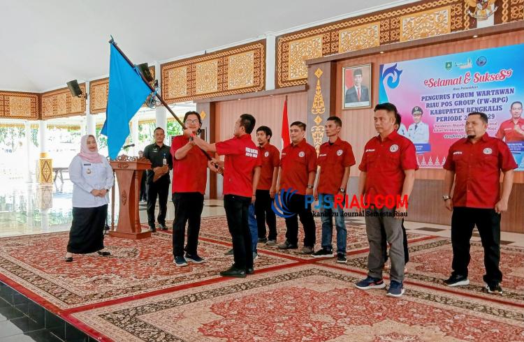 Di Hadapan Bupati Kasmarni, CEO Riau Pos Group Ahmad Dardiri Melantik FW-RPG Bengkalis