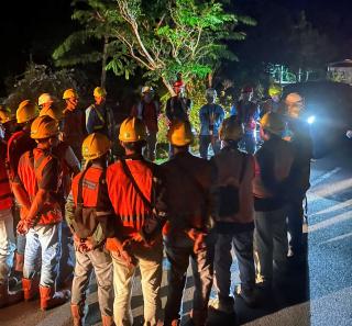 Petugas PLN Bekerja Ekstra Perbaiki 4 Tiang Tumbang dan Pohon Tumbang Timpa Kabel Utama di Kembung Luar