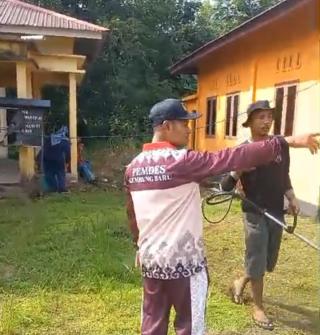 Sambut Hari Jadi Bengkalis ke-512, Pemdes Kembung Baru Bersama Masyarakat Bersih-bersih Lingkungan