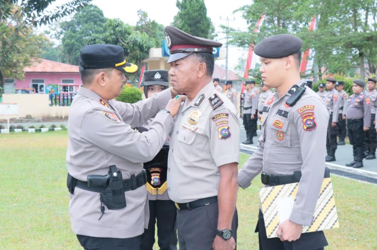 Memasuki Purna Tugas, Satu Orang Personil Polres Payakumbuh Terima Kenaikan Pangkat Penghargaan