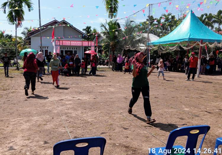 Sejumlah Permainan Rakyat Memeriahkan HUT ke-79 RI di Pemuda Kesuma Sejahtera Desa Senggoro