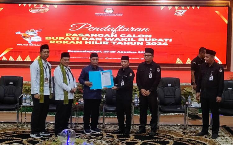Sebagai Calon Pertama Daftar ke KPU, Ribuan Simpatisan Bistamam - JC Teriak Ganti Bupati Rohil