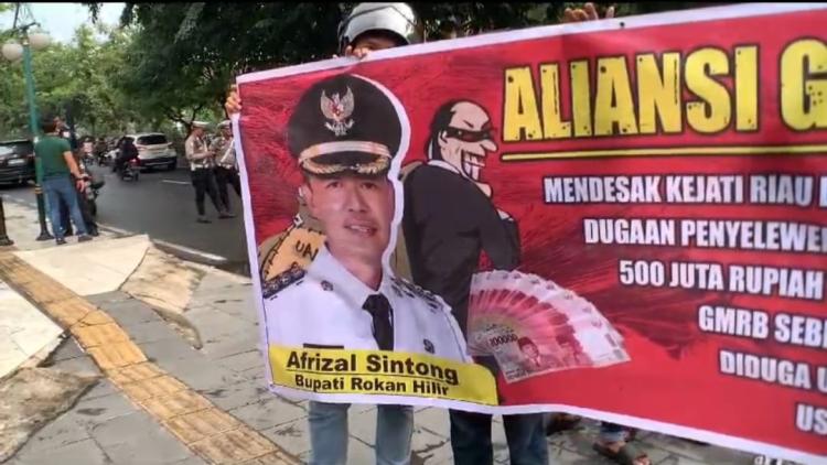 Kejati Riau Didemo, Diminta Usut Tuntas Dugaan Keterlibatan Korupsi Bupati Rohil Afrizal Sintong 