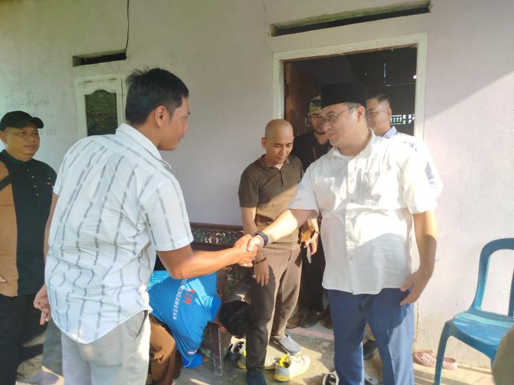 Tiga Anak Yatim di Bangka Tengah Terima Bantuan Perbaikan Rumah dari Erzaldi