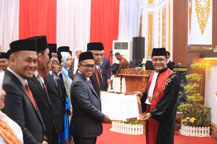 Ketua Pengadilan Negeri Lantik 50 Anggota DPRD Pekanbaru Periode 2024-2029