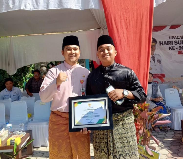 Pj Gubri Serahkan Penghargaan Kepada Muhammad Akbar Sebagai Pemuda Berprestasi Tingkat Provinsi Riau
