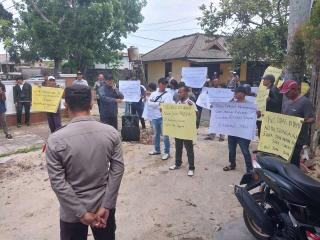 Ketidakpuasan Masyarakat atas Ketidaknetralan, Warga Lontong Pancur Demo Lurahnya