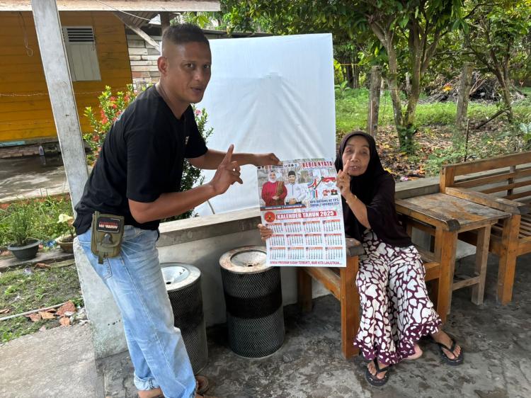 Sosialisasi Program KBS, Relawan Millenial Kampung Dor to Dor Bagi-bagi Kalender ke Warga 