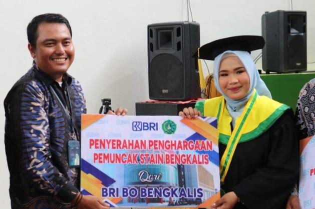 Zuraini Ebi Dinobatkan Sebagai Wisudawan Pemuncak STAIN Bengkalis Tahun 2024