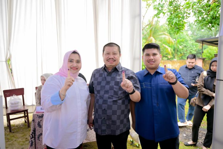 Kasmarni dan Bupati Bengkalis Ke-14 Salurkan Hak Suara pada Pesta Demokrasi Pemilihan Pilkada Serentak 2024