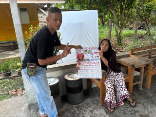 Sosialisasi Program KBS, Relawan Millenial Kampung Dor to Dor Bagi-bagi Kalender ke Warga 