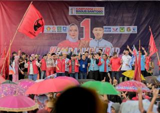 Meskipun Diguyur Hujan, Masyarakat tetap Antusias Hadiri Kampanye Akbar Kasmarni -Bagus Santoso 