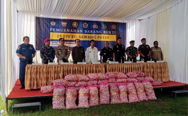 29 Ton Bawang Putih Hasil Penyelundupan di Musnahkan KPPBC TMP C Bengkalis