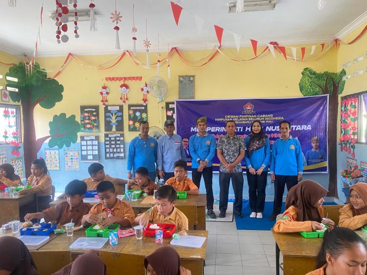 Penuhi Asupan Gizi Anak Nelayan, HNSI Pekanbaru Gelar Makan Siang Bergizi Gratis Plus Susu di SDN 016 Okura