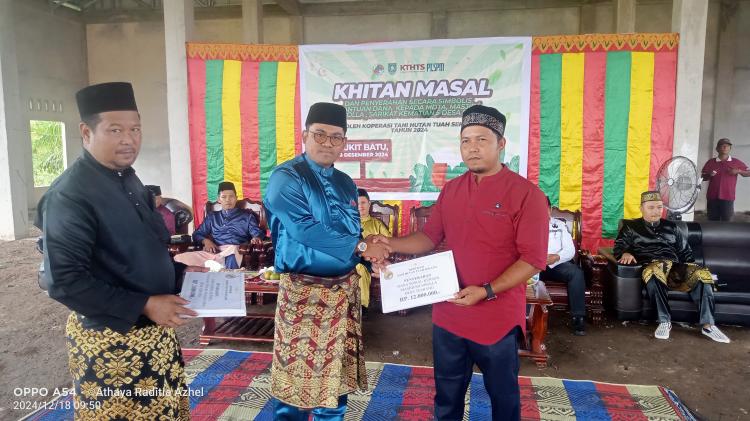 Koperasi Tani Hutan Tuah Sekato Gelar Khitanan Massal dan Serahkan Bansos Rp 120 Juta