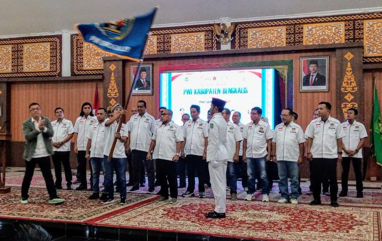 Disaksikan Ketum Zulmansyah Sekedang dan Bupati Kasmarni, Raja Isyam Lantik Pengurus PWI Bengkalis