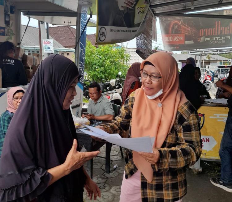 Dukung Eka-Radmida, Warga Pangkalpinang Rela Antre di Bazar Minyak Goreng Murah