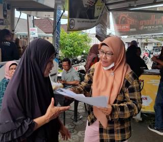 Dukung Eka-Radmida, Warga Pangkalpinang Rela Antre di Bazar Minyak Goreng Murah