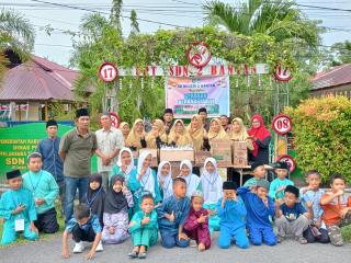 Semarak Bulan Suci Ramadhan, Keluarga Besar SD Negeri 2 Bantan Bagi-bagi Takjil ke Masyarakat di Depan Gerbang Sekolah 