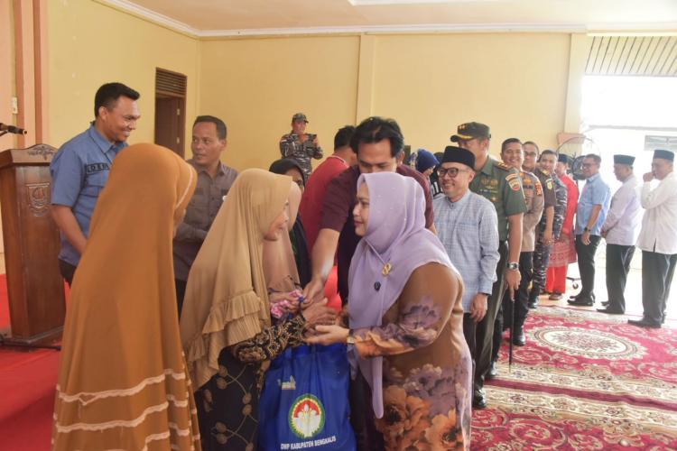 Safari Ramadhan Perdana, Bupati Kasmarni Serahkan Bantuan Kepada Masyarakat Bengkalis