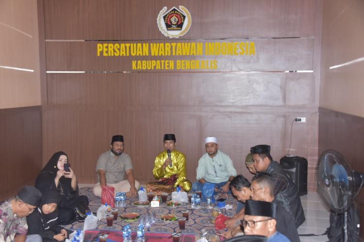 PWI Berkolaborasi dengan Pemkab Bengkalis Bagi-bagi Takjil dan Bukber