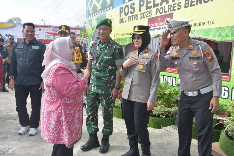 Pastikan Kabupaten Bengkalis Siap Sambut Pemudik, Bupati Kasmarni Tinjau Pos Terpadu Lebaran
