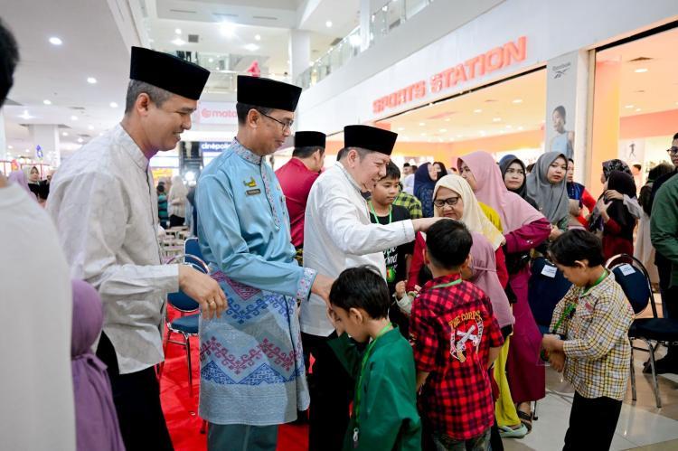 Bersama Bupati Bengkalis, 300 Anak Yatim Gembira Belanja Baju Raya