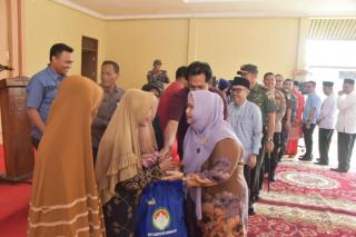 Safari Ramadhan Perdana, Bupati Kasmarni Serahkan Bantuan Kepada Masyarakat Bengkalis