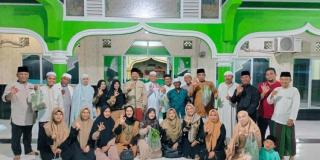 Dalam Rangka Jumat Berkah, DWP Unit Disbun Bengkalis Sedekah Sayur di Masjid Al-Istida