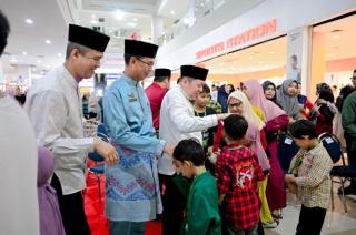 Bersama Bupati Bengkalis, 300 Anak Yatim Gembira Belanja Baju Raya