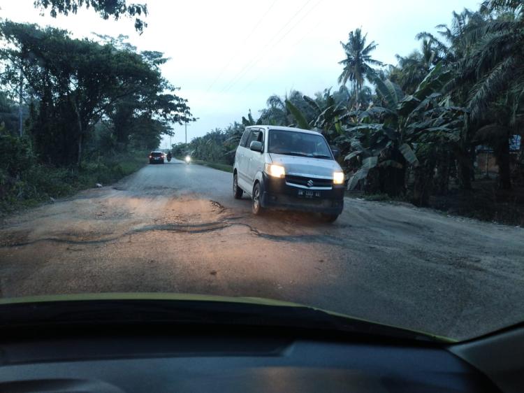 Lapor Pak Gubri! Jalan Provinsi Siak-Bengkalis Berubah Jadi "Kawah Meteor", Warga: Infrastruktur Riau Paling Hancur Se-Indonesia"
