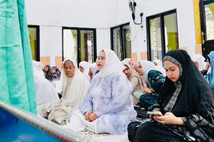 Bupati Kasmarni Ajak Warga Saling Peduli dan Saling Menguatkan Saat Rayakan Idul Adha di Muara Basung