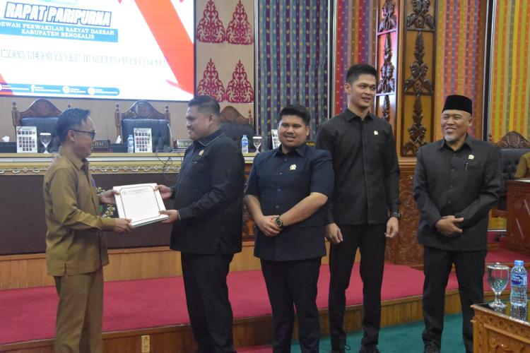 Laporan Reses Masa Persidangan II Anggota DPRD Tahun Sidang 2025 Diterima Bupati Bengkalis